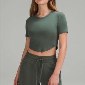 Lululemon ✨ Hold Tight Crop Top in Olive Green | Size 6
